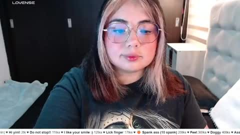 Snapshot of yini_angel07 chatting on April 17, 2026, 2:47 am hii i am yini online show from April 17, 2026, 2:47 am