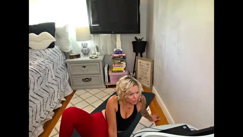 Yogiblondebangme online show from October 8, 2025, 3:31 pm