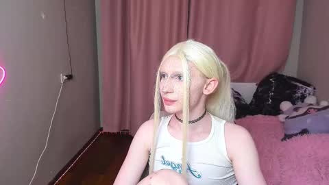 Mikaella - Mika online show from December 2, 2025, 10:49 pm