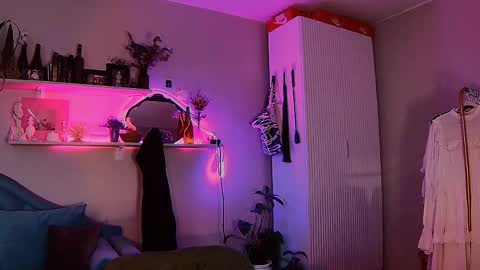 yoka_paradoxxx online show from May 5, 2026, 9:28 am