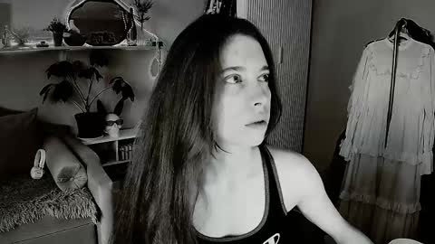 yoka_paradoxxx online show from May 6, 2026, 10:53 am