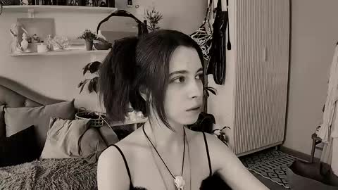 yoka_paradoxxx online show from May 8, 2026, 10:20 am