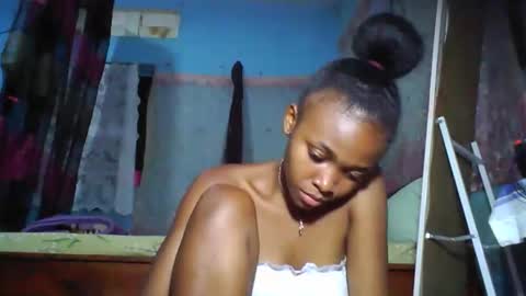 yolandrina05 online show from November 28, 2025, 1:58 pm