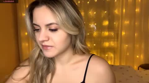 Snapshot of yonsteinworth chatting on January 15, 2026, 12:26 am Hey Guys My name is Vivienne online show from January 15, 2026, 12:26 am