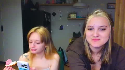 Snapshot of younona chatting on April 27, 2026, 6:06 pm Anna and Luna online show from April 27, 2026, 6:06 pm