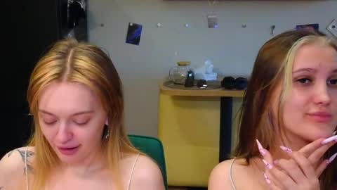 Snapshot of younona chatting on May 8, 2026, 6:02 pm Anna and Luna online show from May 8, 2026, 6:02 pm
