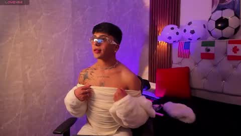 your_kitty_boy online show from June 17, 2026, 7:37 pm