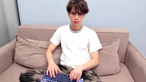 your_shy_guy online show from December 1, 2025, 5:01 am