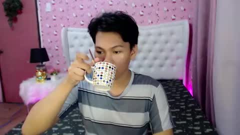 Snapshot of yourdreamboyxx chatting on September 16, 2025, 12:17 pm HEN online show from September 16, 2025, 12:17 pm