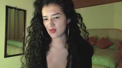 yourdreamgirl2025 online show from May 7, 2026, 11:54 pm
