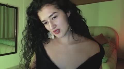 yourdreamgirl2025 online show from May 9, 2026, 12:16 am