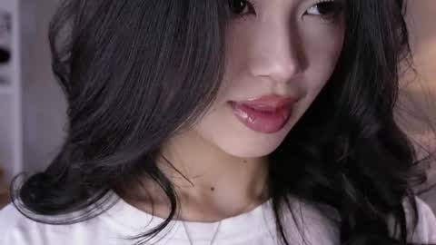 yourlittlesunrise_ online show from May 7, 2026, 4:29 am