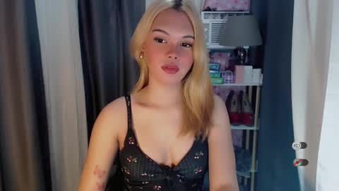 Snapshot of yourlovekylie chatting on April 19, 2026, 4:01 am KYLIE MORE online show from April 19, 2026, 4:01 am