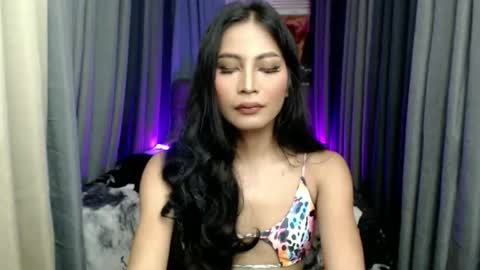 yourprettybella_ts online show from November 9, 2025, 3:54 pm