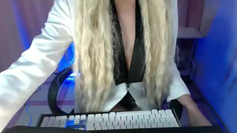 MYSTERIOUS QUEEN online show from October 8, 2025, 5:21 pm