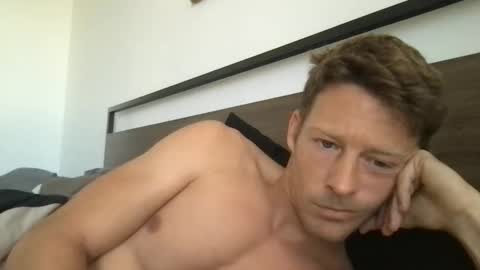 yoyoyo1221 online show from April 14, 2026, 11:00 pm