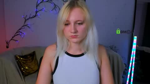 yume_sakura_ online show from September 23, 2025, 4:32 pm