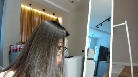 Yumi online show from December 7, 2024, 4:09 am