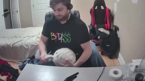 yungfalc online show from November 19, 2025, 5:51 am