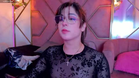 Snapshot of yuri_stars chatting on January 18, 2025, 12:13 am Yuri Stars online show from January 18, 2025, 12:13 am