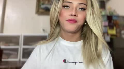 Snapshot of yvonne_guidotti chatting on November 16, 2025, 2:06 am Miss Cali online show from November 16, 2025, 2:06 am