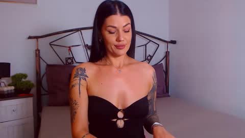 Snapshot of yvonneeverlee chatting on September 17, 2025, 7:48 pm I V Y   online show from September 17, 2025, 7:48 pm