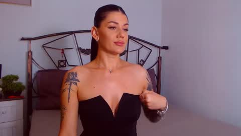 Snapshot of yvonneeverlee chatting on September 18, 2025, 7:38 pm I V Y   online show from September 18, 2025, 7:38 pm