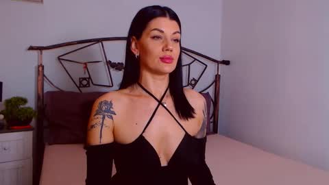 Snapshot of yvonneeverlee chatting on October 21, 2025, 7:36 pm I V Y   online show from October 21, 2025, 7:36 pm