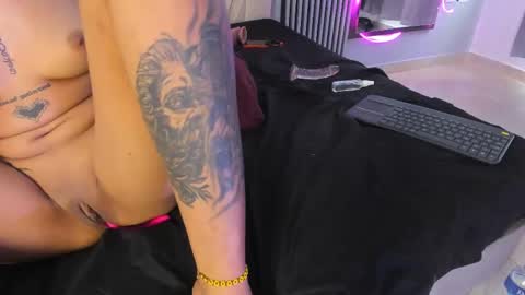 zafiro____ online show from May 11, 2026, 4:04 pm