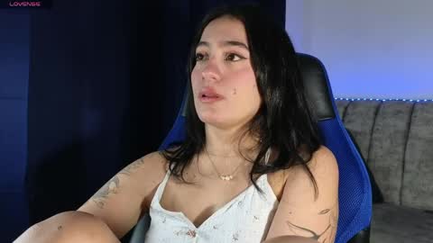 zaradames_ online show from April 23, 2026, 5:19 am