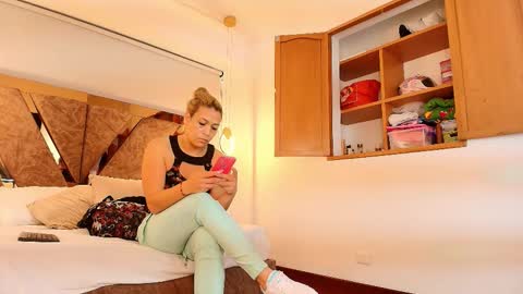 Snapshot of zarah_andrews chatting on October 3, 2025, 12:02 pm Zarah Andrews online show from October 3, 2025, 12:02 pm