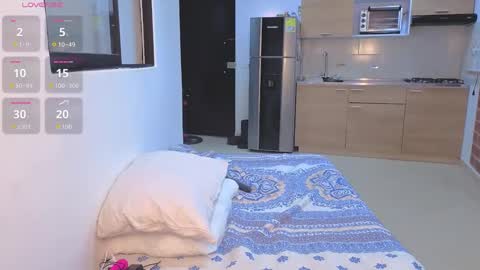 Snapshot of zarayclover__ chatting on September 11, 2025, 9:37 pm ZARAY CLOVER online show from September 11, 2025, 9:37 pm