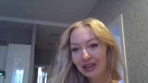 Snapshot of zarinaswift chatting on December 9, 2024, 4:45 am Zarina Swift online show from December 9, 2024, 4:45 am
