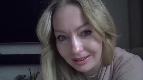 Snapshot of zarinaswift chatting on February 19, 2025, 5:27 am Zarina Swift online show from February 19, 2025, 5:27 am