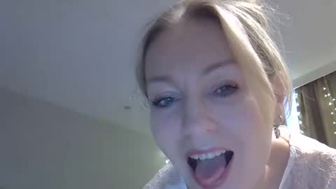 Zarina Swift online show from November 21, 2025, 4:33 am