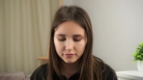 Snapshot of zeldaes chatting on October 12, 2025, 12:53 am Emilia online show from October 12, 2025, 12:53 am