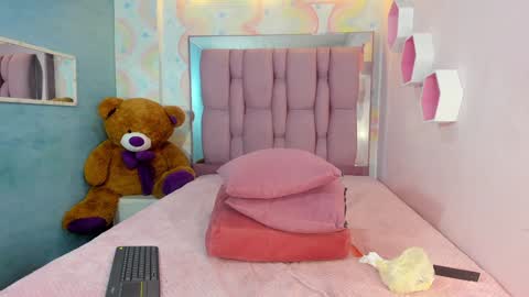 Snapshot of zephyra_angels1 chatting on December 31, 2024, 4:25 pm ZEPHYRA ANGELS online show from December 31, 2024, 4:25 pm