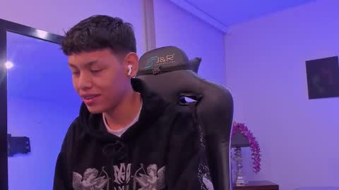 Snapshot of zeus_blaze chatting on September 18, 2025, 4:03 am zeus_blaze online show from September 18, 2025, 4:03 am