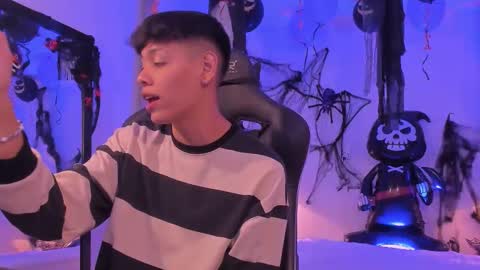 Snapshot of zeus_blaze chatting on October 14, 2025, 4:24 am zeus_blaze online show from October 14, 2025, 4:24 am