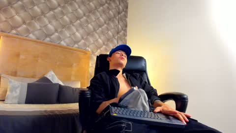 zeus online show from December 7, 2024, 9:11 pm