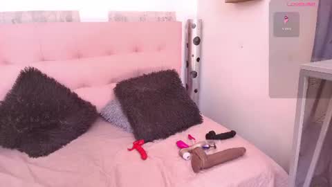 ZHAMIRA  ANDRES online show from June 20, 2026, 8:44 pm