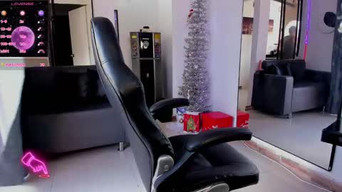 zhoestrong online show from December 12, 2024, 9:37 pm