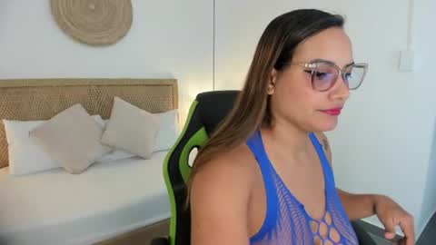 Zoe  online show from June 17, 2026, 12:29 pm