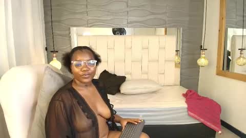 Snapshot of zoe_jones38 chatting on October 14, 2025, 5:08 am Zoe online show from October 14, 2025, 5:08 am