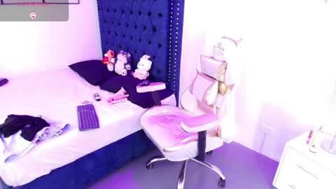 Snapshot of zoe_m00n chatting on May 16, 2026, 7:45 pm zoe online show from May 16, 2026, 7:45 pm