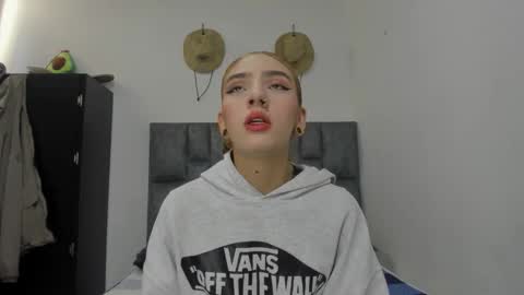 She Zoe He Painn online show from October 6, 2025, 8:39 pm