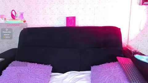 zoe_petite11_pm online show from February 12, 2026, 9:43 pm