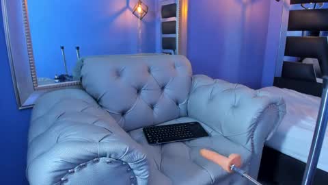 Zoe online show from September 23, 2025, 8:45 pm