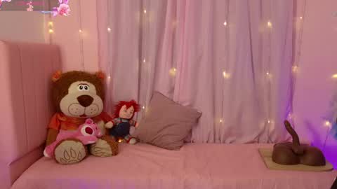 zoe_sullivan_ online show from May 4, 2026, 9:05 am
