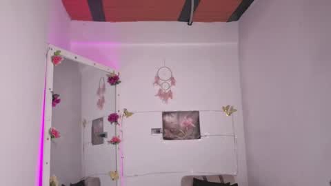 Snapshot of zoee_dolcee chatting on October 13, 2025, 10:43 pm Catt online show from October 13, 2025, 10:43 pm